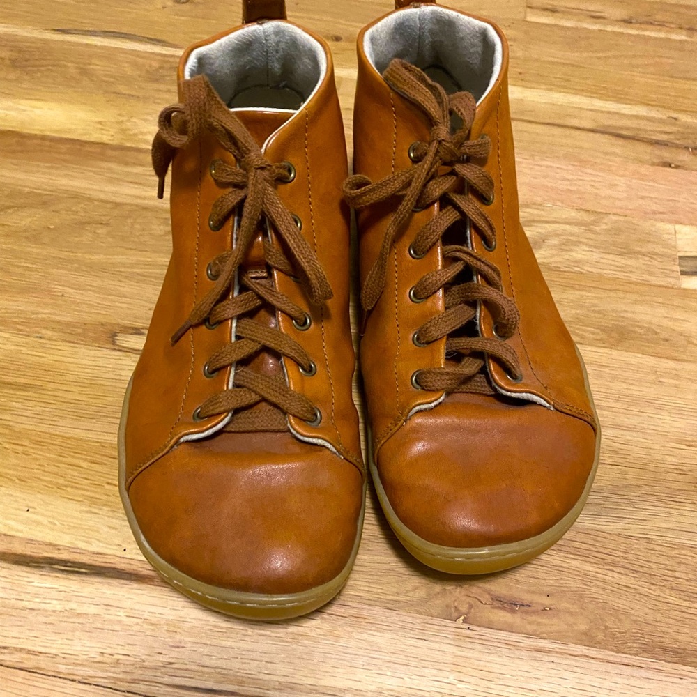Handmade barefoot shoe made by Muki.